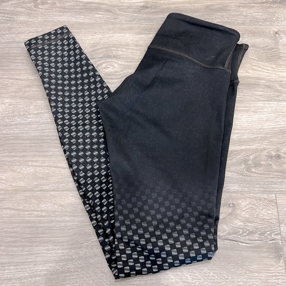 Lululemon Wunder Under leggings - size 6.